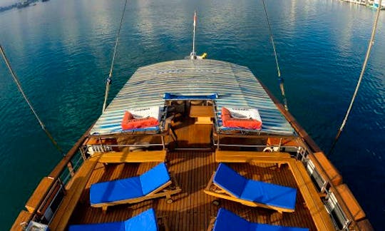 Diving Liveaboard Cruises on ''Sea Safari VI'' Sailing Schooner in Indonesia