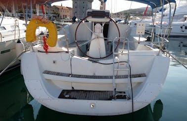 Charter 36' Noodler Sun Odyssey Cruising Monohull in Primošten, Croatia