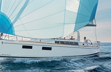 38' Oceanis Cruising MonohullCharter in Alimos, Greece