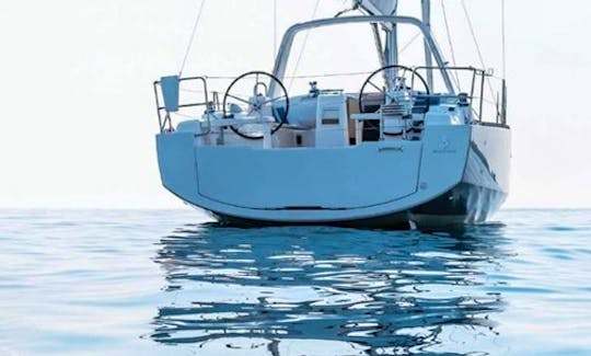 38' Oceanis Cruising MonohullCharter in Alimos, Greece