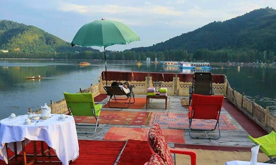 Stay on Elegant Houseboat in Srinagar, Jammu and Kashmir