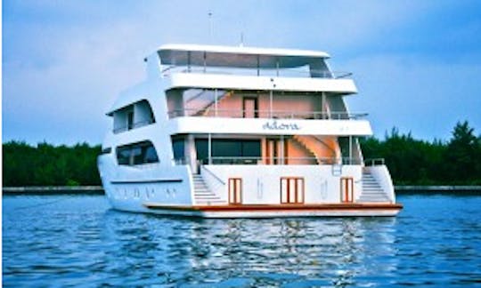 Liveaboard Adora