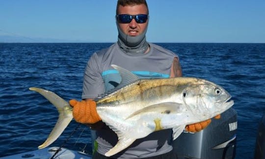 Viagem de pesca divertida a bordo do console 29 ′ Stamas Center em Chicá, Panamá