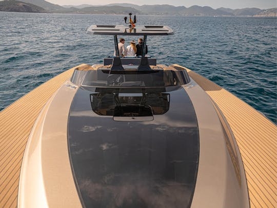 Digamos que você alugue um iate a motor de carbono “Olivia” de 42 pés em Santa Eulalia, Illes Balears
