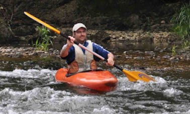 Excursions en kayak pour tous les âges à Saint-Ursanne, Suisse