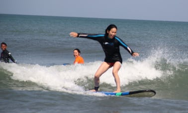 Clases de surf impartidas por un instructor local experimentado en Denpasar, Indonesia