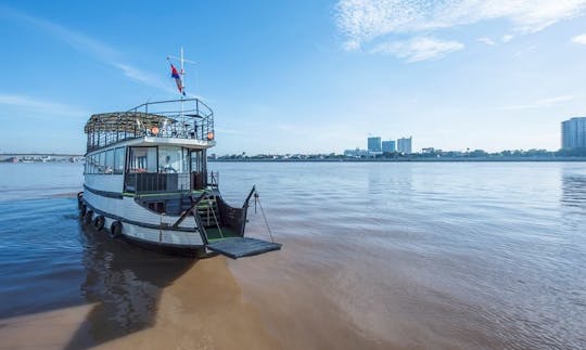 Dinner Cruise for 2 Hours in Phnom Penh, Cambodia