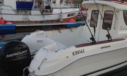 Aproveite a pesca em Finnmark, Noruega, na cabine Quicksilver 620 Pilothouse Cuddy de 20 pés