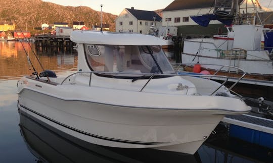 Aproveite a pesca em Finnmark, Noruega, na cabine Quicksilver 640 Pilothouse Cuddy de 21 pés