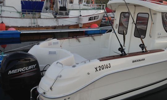 Aproveite a pesca em Finnmark, Noruega, na cabine Quicksilver 640 Pilothouse Cuddy de 21 pés