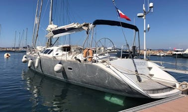 Louez un monocoque de croisière à Hyères, France