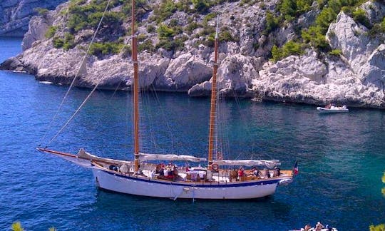 Sailing cruise in the Calanques Marseille