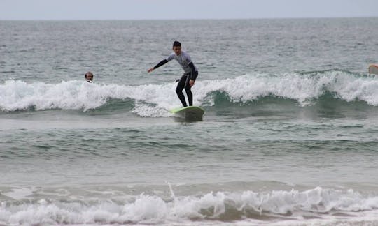 Desfrute de aulas de surf em Oeiras, Portugal