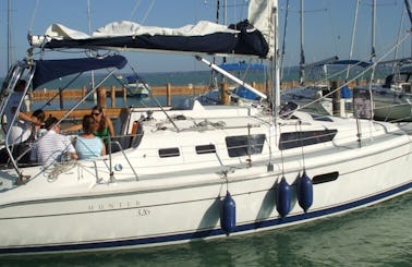 Charter 33' Hunter cruise sailsyacht for rent in Lake Balaton, Hungary