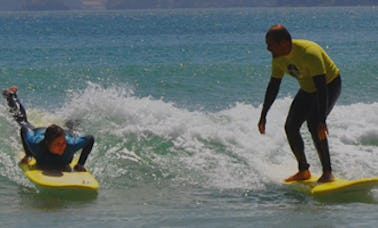 Desfrute de aulas e viagens de surfe em Faro, Portugal