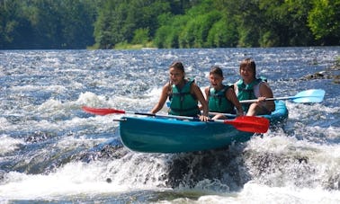 Canoë trois places pour des excursions fluviales en Nouvelle-Aquitaine, France