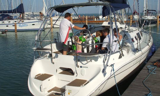 Charter 33' Hunter cruise sailsyacht for rent in Lake Balaton, Hungary