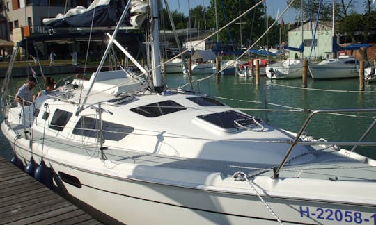 Charter 33' Hunter cruise sailsyacht for rent in Lake Balaton, Hungary