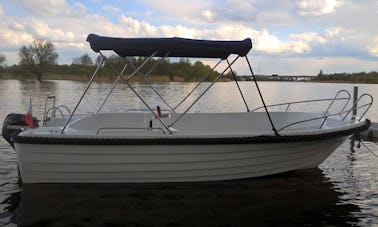 Navegue por una consola central eléctrica Evinrude para 6 personas en Kołbaskowo, Polonia