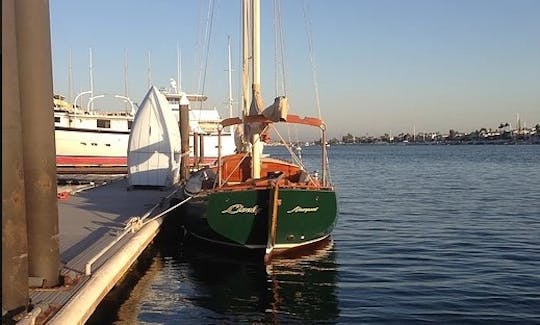 Aventure à la voile dans le port de Newport