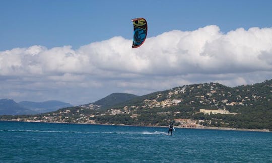 Disfruta de clases de kitesurf en Carqueiranne, Francia