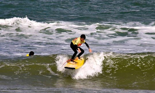 Disfruta de clases de surf en Burdeos, Francia.