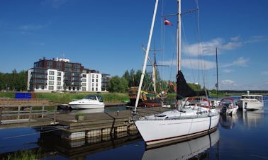 Alquile un elegante velero para 7 personas en Jūrmala, Letonia