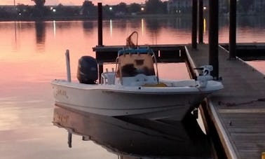 Charter de pesca costera de New Bern en un barco de 22 pies