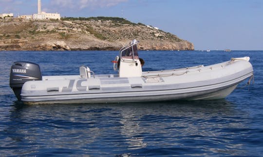 Alugue um barco inflável rígido Joker 19 de 20 pés em Santa Maria di Leuca, Puglia