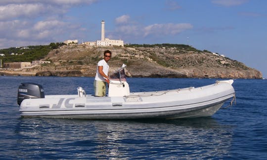 Alugue um barco inflável rígido Joker 19 de 20 pés em Santa Maria di Leuca, Puglia