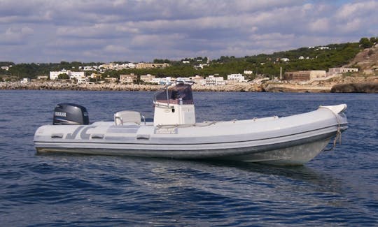 Alugue um barco inflável rígido Joker 19 de 20 pés em Santa Maria di Leuca, Puglia