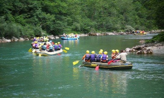 モンテネグロのジャブリャクでラフティング旅行をお楽しみください