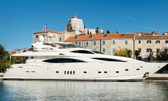Louez un méga-yacht Sunseeker Power de 105 pieds à Split, en Croatie