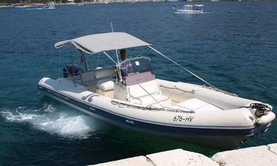 Louez un bateau gonflable rigide Joker Clubman de 300 ch de 28 pieds dans la ville de Hvar