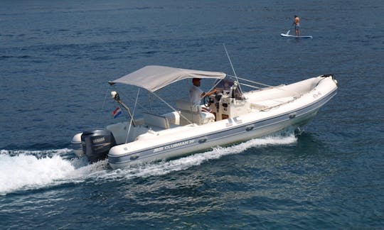 Louez un bateau gonflable rigide Joker Clubman de 300 ch de 28 pieds dans la ville de Hvar