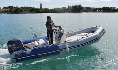 Louez un bateau gonflable rigide de 16 pieds à Sukošan, Croatie