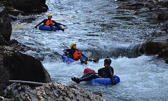 Aventura de tubulação em águas brancas em Kootenays na Colúmbia Britânica