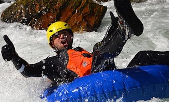 Aventura de tubulação em águas brancas em Kootenays na Colúmbia Britânica