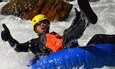 Aventura de tubulação em águas brancas em Kootenays na Colúmbia Britânica