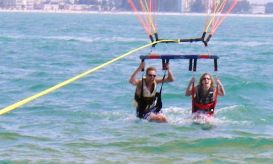 Disfruta de un paseo doble en parasail en Pile, Larnaka