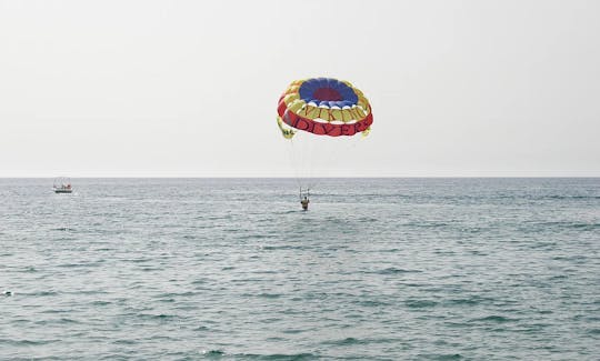 Disfruta de un paseo doble en parasail en Pile, Larnaka