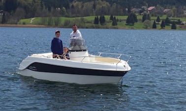 Alugue um barco elétrico Marinello de luxo em Malbuisson, França