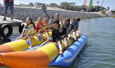 Promenades en bateau banane pour les personnes de la famille Mellenials à Palavas-les-Flots, Occitanie, France