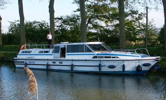 Charter 45' Challenger 130 Canal Boat in Fourques-sur-Garonne, France