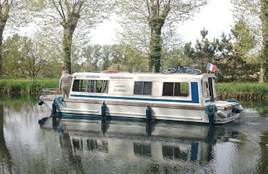 Charter 30' Espade 930 Canal Boat in Fourques-sur-Garonne, France