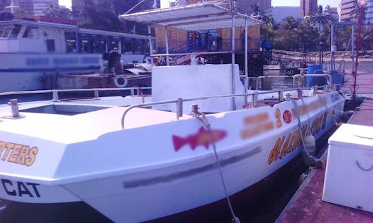 Bateau spacieux pour les excursions de pêche au départ de Durban, Afrique du Sud