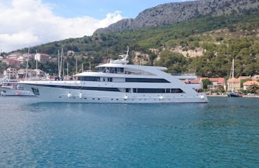 Power Mega Yacht for rent in Split