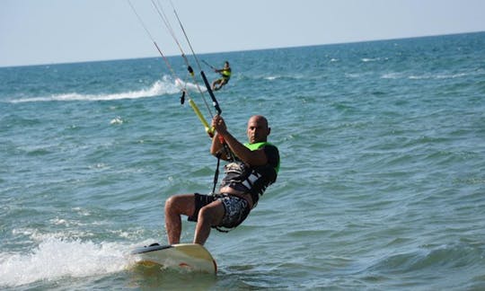 Desfrute de kitesurf em Torre Mileto, Itália