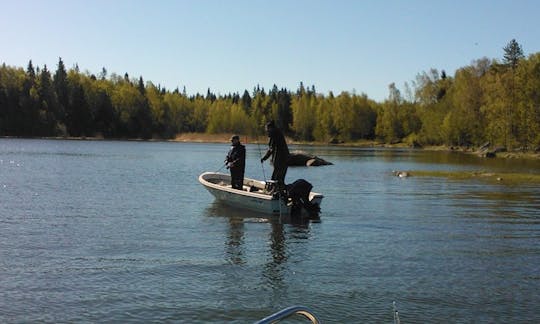 Aproveite a pesca em Korsholm, Finlândia em um bote