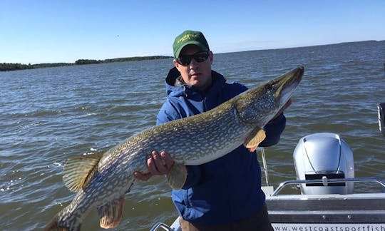 Divirta-se pescando em Korsholm, Finlândia, no console central de 20 pés